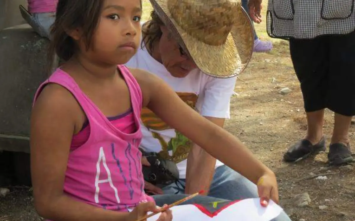 Miembro de Centro INAH Morelos, dando un taller de estuco- Fotografías Luis Miguel Morayta Mendoza, Campamento Gustavo Salgado Delgado, Villa de Ayala. Noviembre 2018